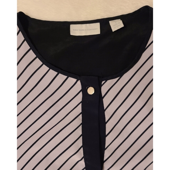 NEW YORK & COMPANY Top - Picture 6 of 8